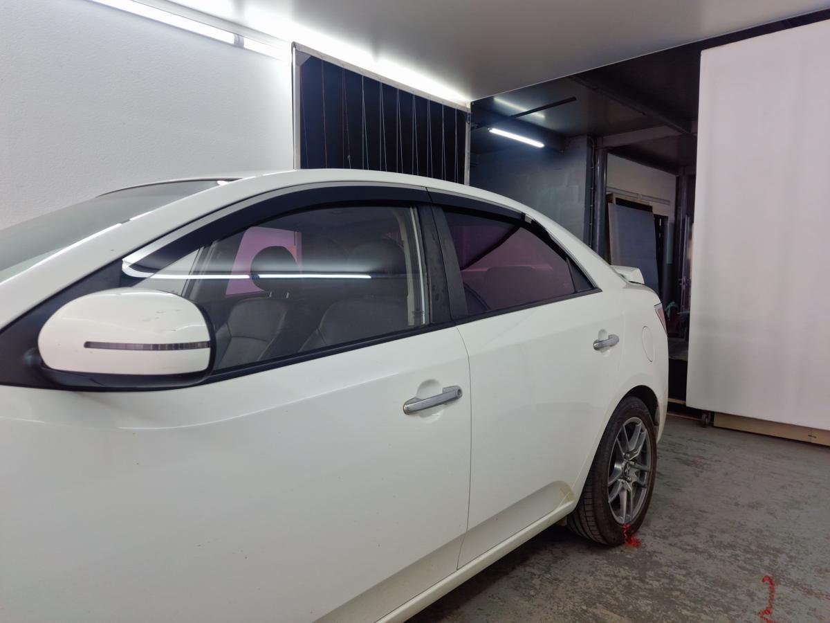 Дефлекторы окон 2D с хром накладками 4 шт. для Kia Forte I