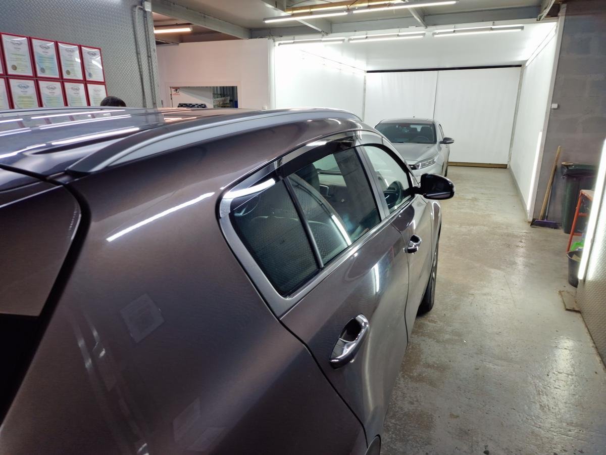 Дефлекторы окон 2D с хром накладками 4 шт. под наклоном для Kia Sportage IV Рестайлинг